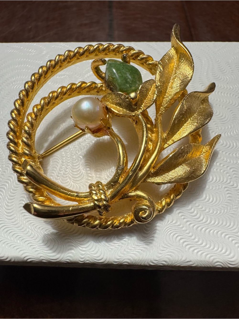 Sarah Coventry Vintage 1966 signed Gold Tone Leaf Pearl Jade Garden brooch